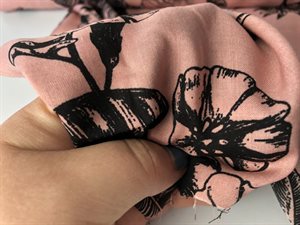 Fastvævet viscose - i flot blid rouge med blomster motiv